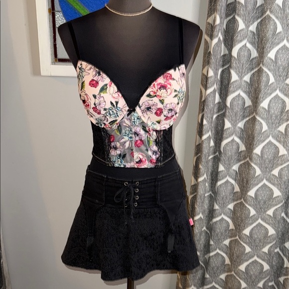 Tripp NYC VINTAGE Black Lace Mini Skirt 4Strap Garter - Picture 1 of 9